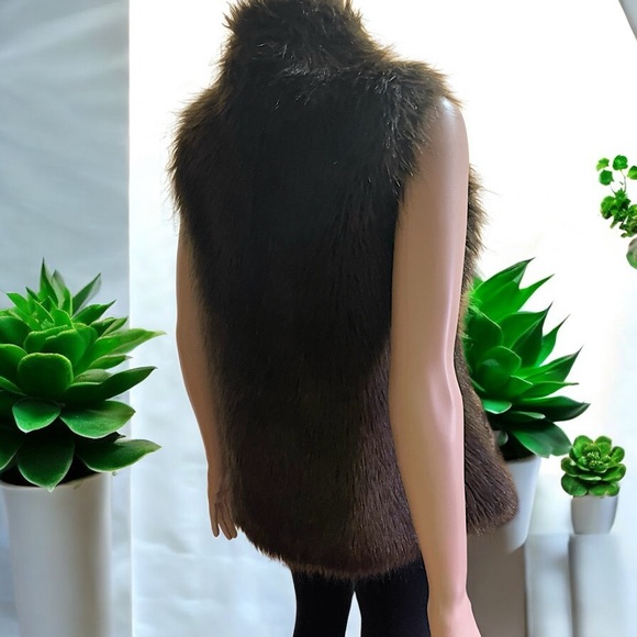 Kenar Women’s Brown Faux Fur Vest - Picture 13 of 16